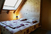 Chalet Milliat - slaapkamer met raam en 2-persoonsbed